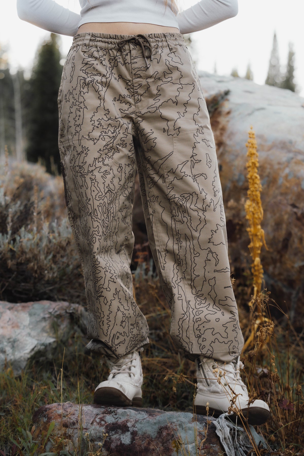 TOPOGRAPHY ESCAPE PANT [BROWN]